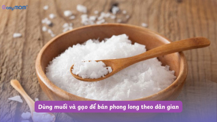 Muối và gạo trong quan niệm dân gian tượng trưng cho sự bình an, đủ đầy và thường được sử dụng trong nghi thức bán phong long sau sinh
